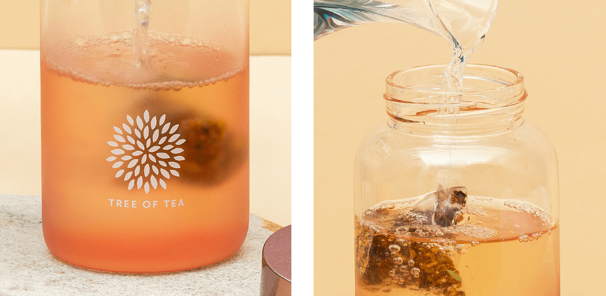Rosa Tree of Tea Ice Tea Flasche mit Teebeutel, über den Wasser gegossen wird.