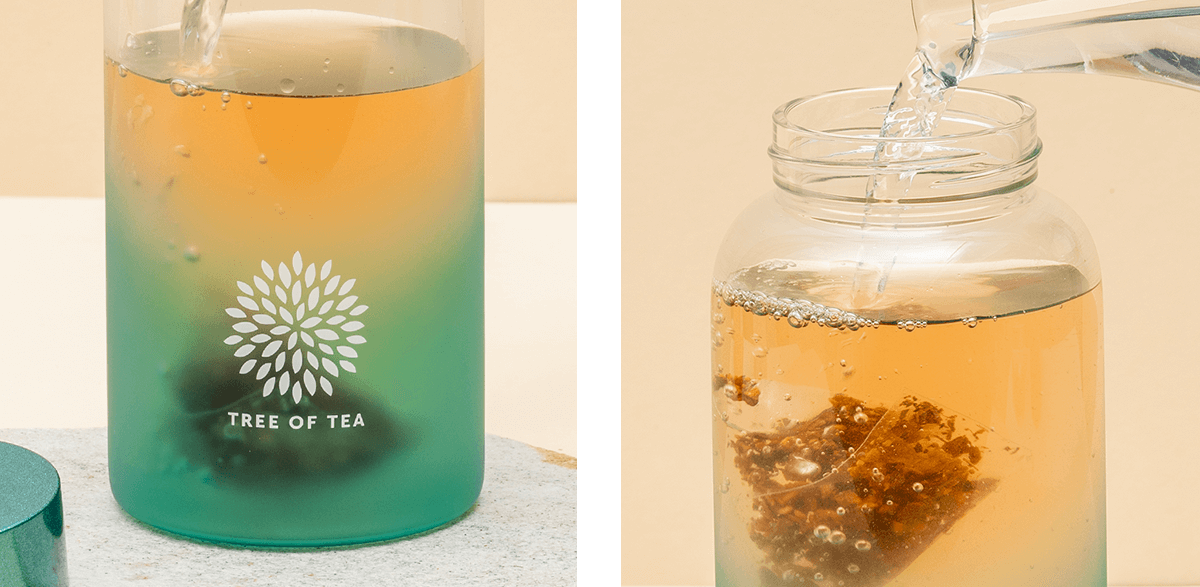 Türkise Tree of Tea Ice Tea Flasche mit Teebeutel, über den Wasser gegossen wird.