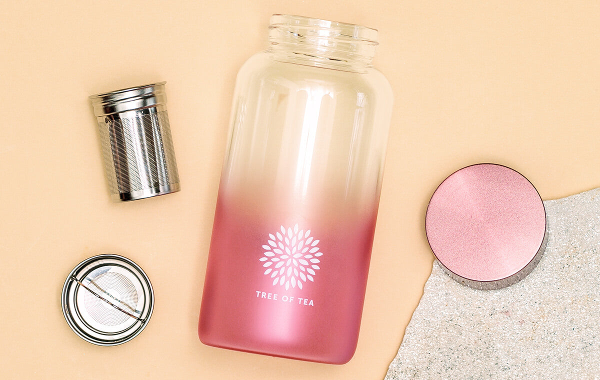 Tree of Tea Ice Tea Bottle in Rosa, zerlegt in alle Einzelteile.