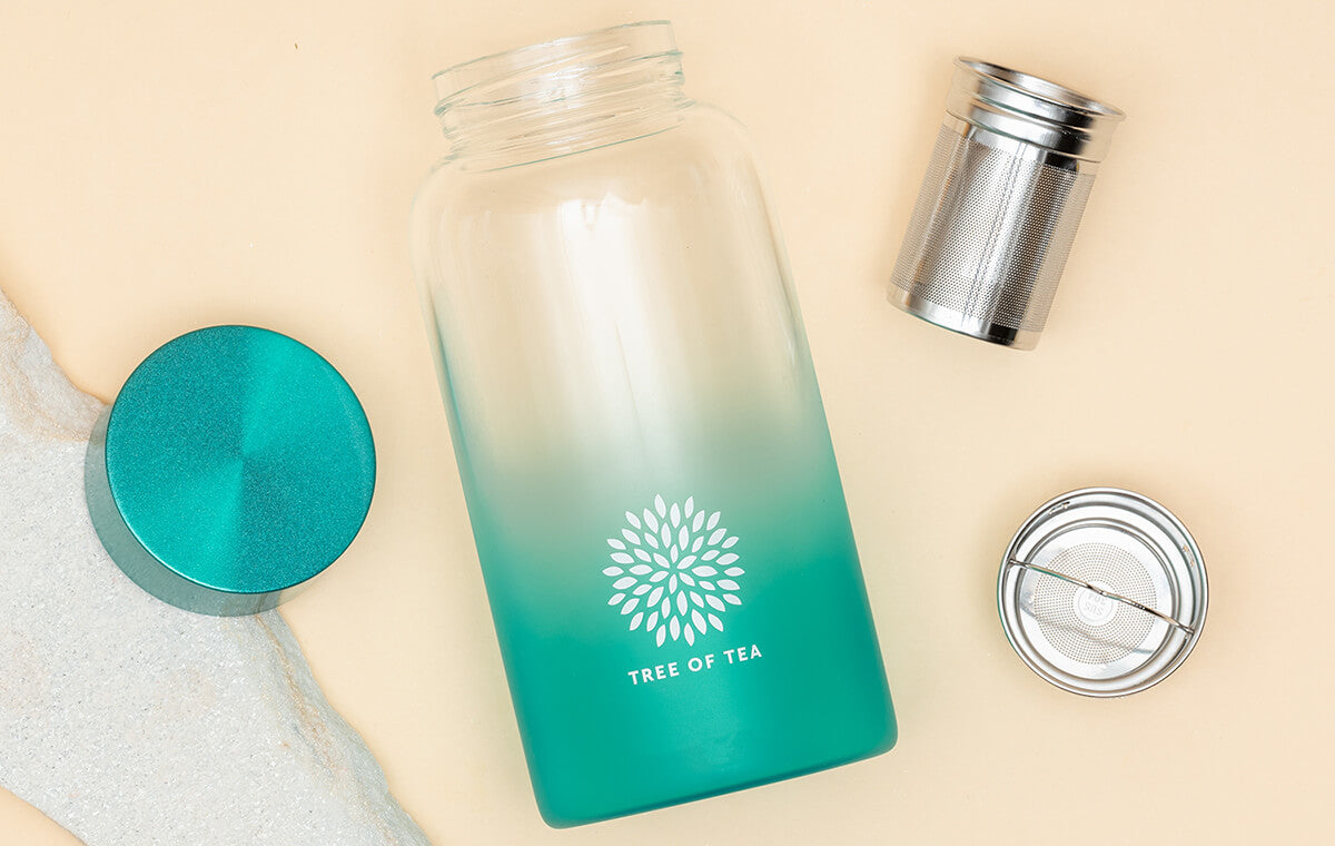 Tree of Tea Ice Tea Bottle in Türkis, zerlegt in alle Einzelteile.