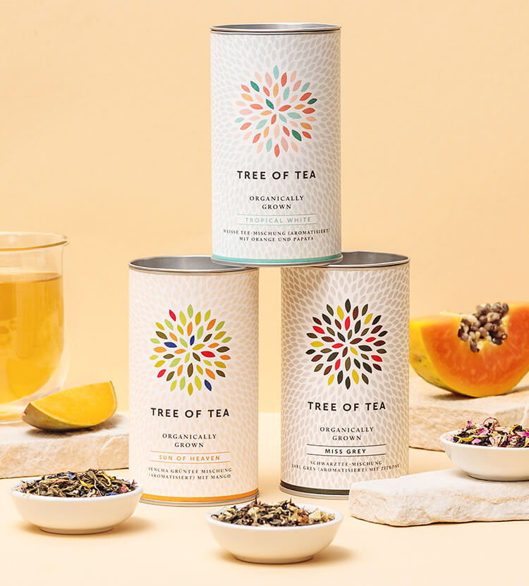 Tree of Tea Breakfast Tea Set neben Teetasse, Mango und Papaya