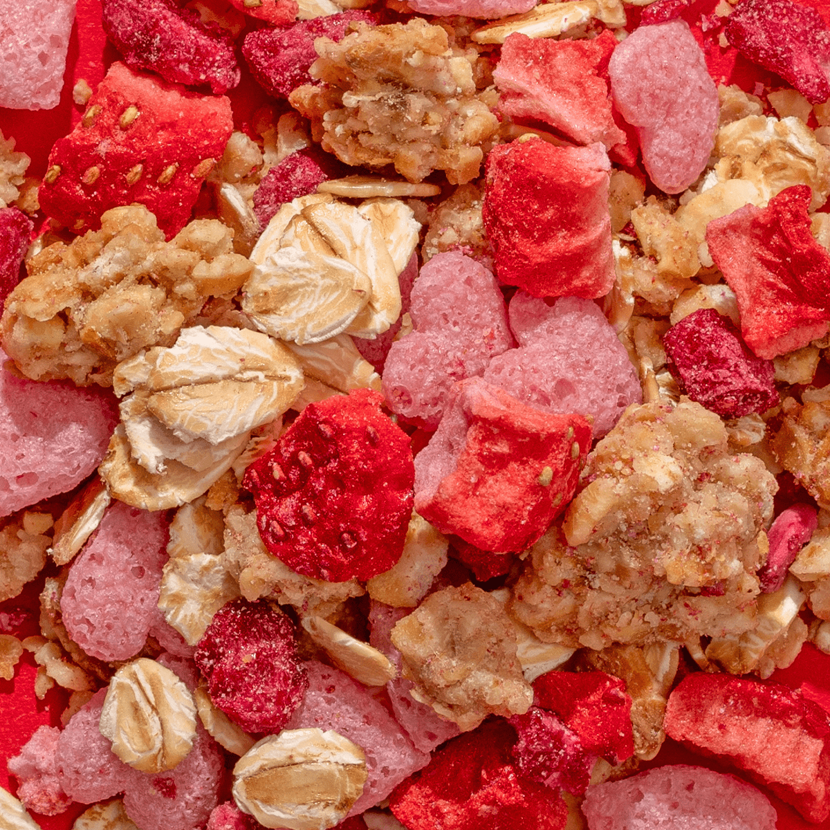 mymuesli Low Sugar Müslis genauso köstlich wie alle anderen: mit gefriergetrockneten Erdbeeren, Crunchy, Haferflocken und kleinen Herzen