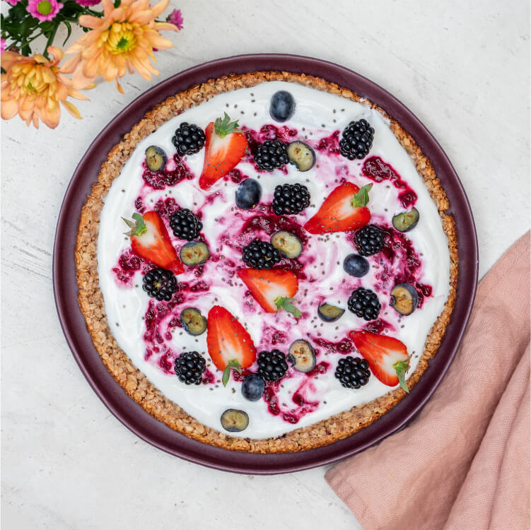 Müsli Pizza mit Joghurt und Beeren