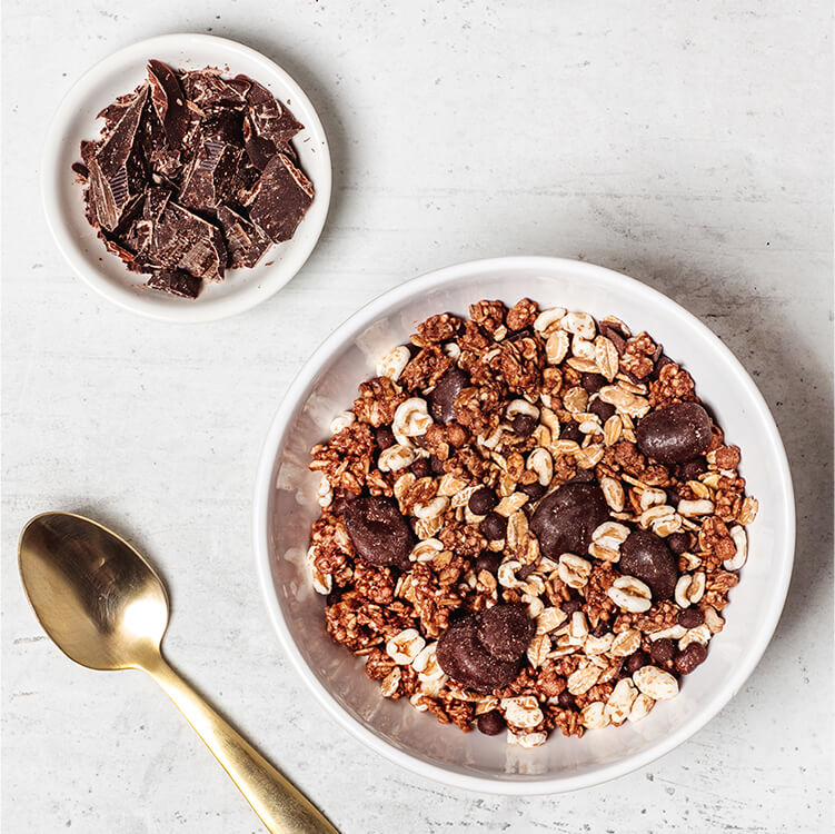 Schalen mit Müsli und dunkler Schokolade