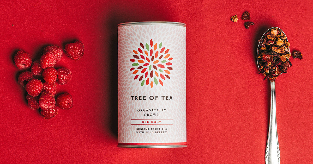Tree of Tea Red Ruby Früchtetee mit einem Löffel losen Tee daneben