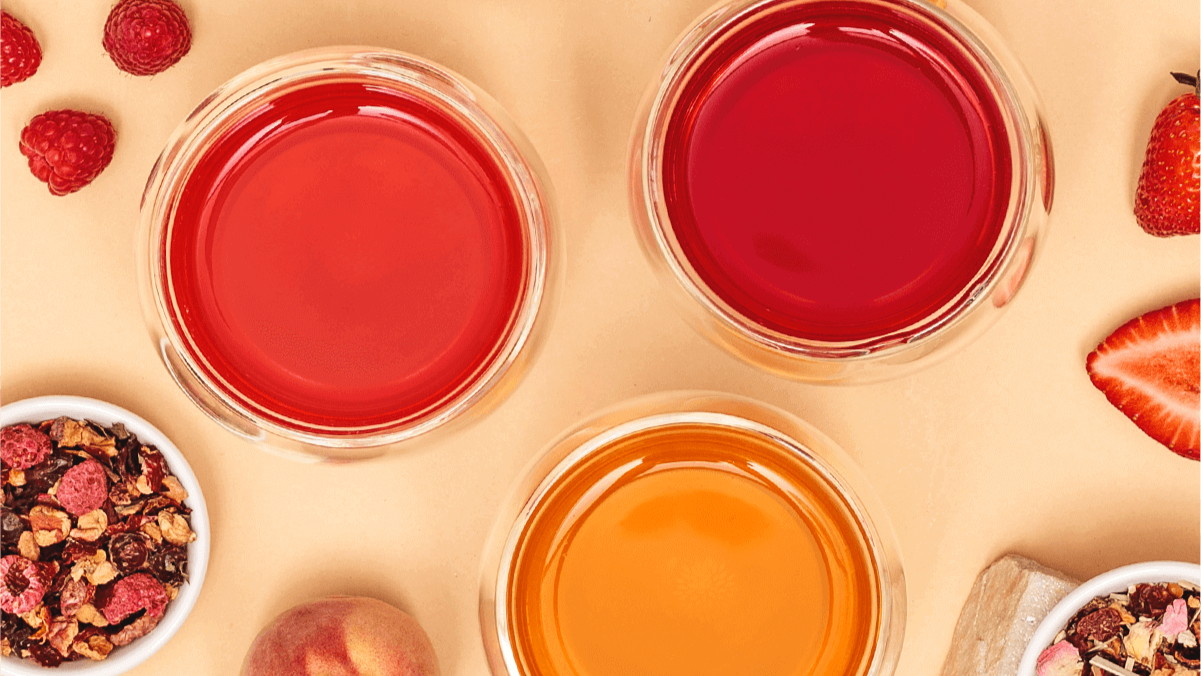 Tree of Tea Früchtetee Set in 3 Teegäsern neben frischem Obst und getrockneten Tee in Schalen