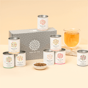 8er Tree of Tea Probierset und daneben ein Teeglas