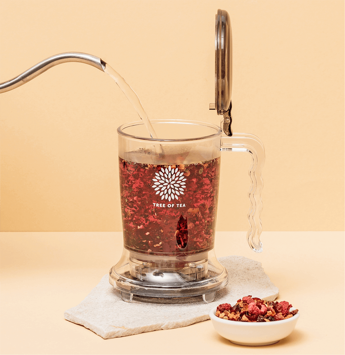 Tree of Tea Tea Maker wird mit Wasser aufgefüllt