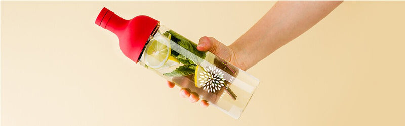 Herbal water in einer Coldbrewflasche