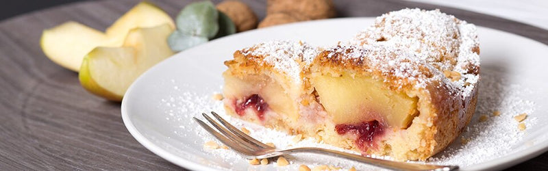 Apfel-Crumble-Kuchen auf einem Teller mit einer Gabel