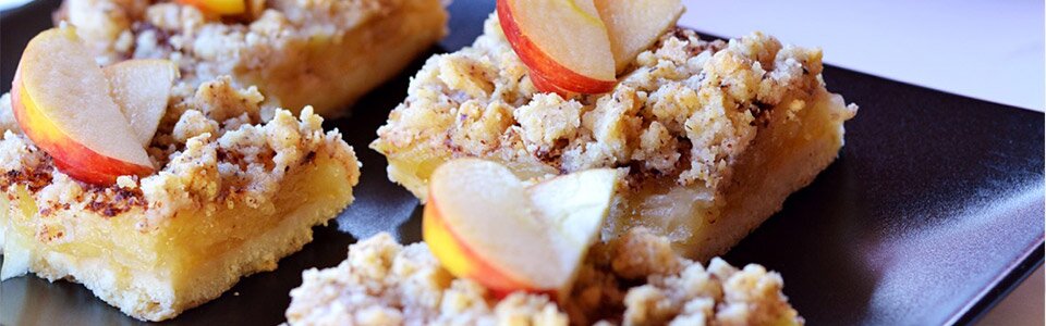 Apple Crumble Müsli Kuchen auf einem Backblech