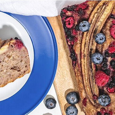 Banana Bread mit Beeren auf dem Teller