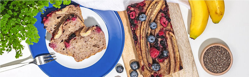 Banana Bread mit Beeren auf dem Teller