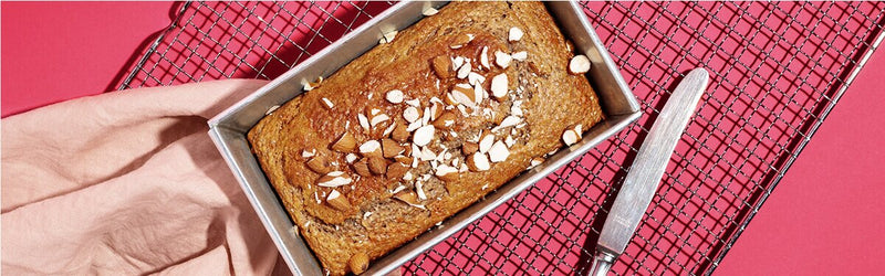 Chiasamen Bananenbrot in einer Springform mit einem Messer daneben