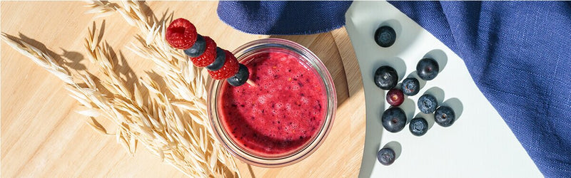 Frühstücksdrink mit Beeren und Obstspieß