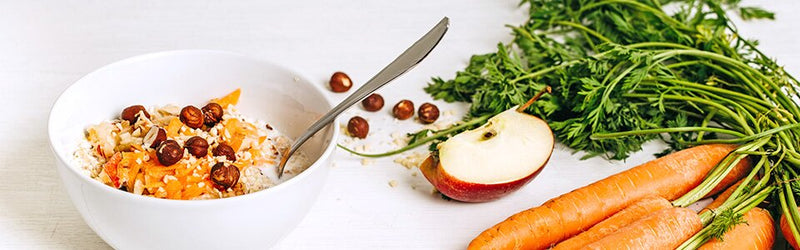 Oster-Bircher-Müsli und Möhren daneben