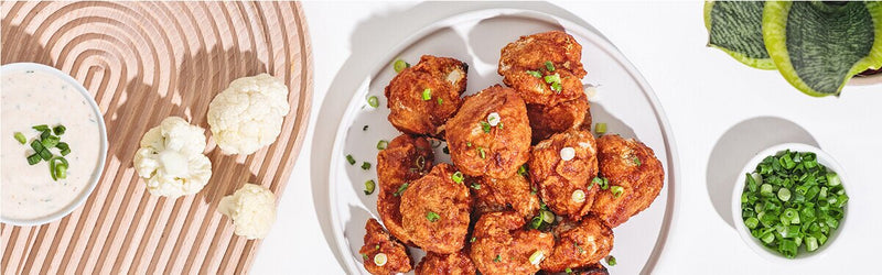 Cauliflower Buffalo Wings in einer Glasschale