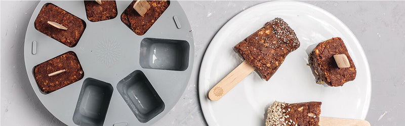 Lebkuchen Cake Pops auf einem Teller