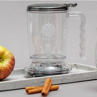 Apple Grey Cocktail mit Zimtstangen und Äpfeln