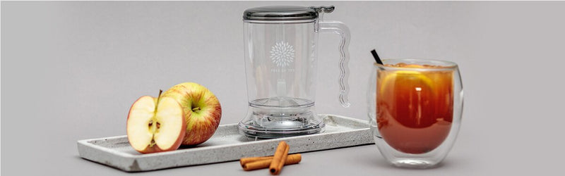 Apple Grey Cocktail mit Zimtstangen und Äpfeln