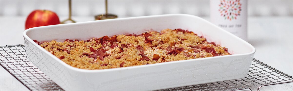 Veganer Apple-Crumble in einer Ofenform