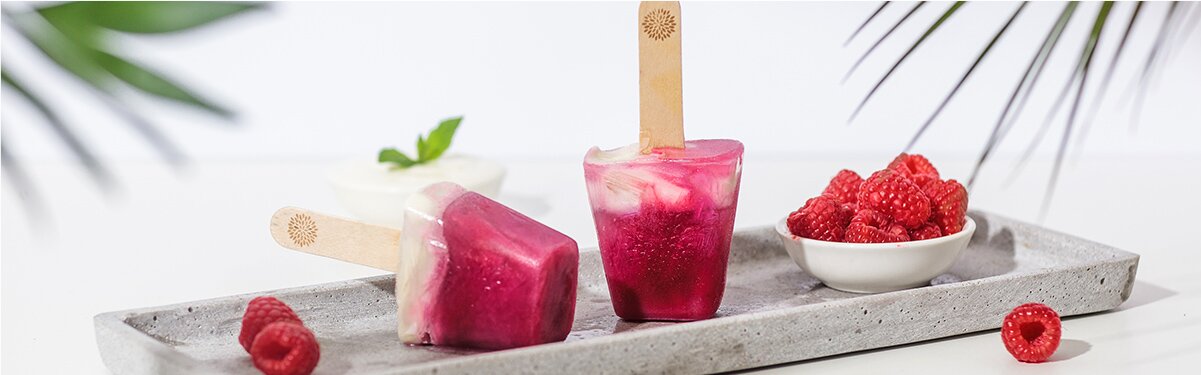 Himbeer Joghurt Eis auf einem Tablett