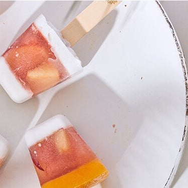 Pfirsich Kokos Eis auf einem Teller