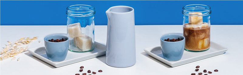 Eiskaffee in Gläsern mit Haferdrink Eiswürfeln