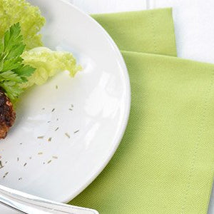 Fleischpflanzerl auf einem Teller und Gabel