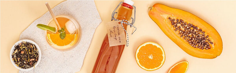 Tropical White Sirup mit Papaya und Orange daneben