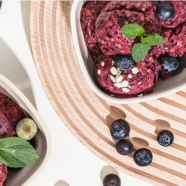 Haferflocken-Blaubeer-Eis in Schüsseln mit Beeren dekoriert