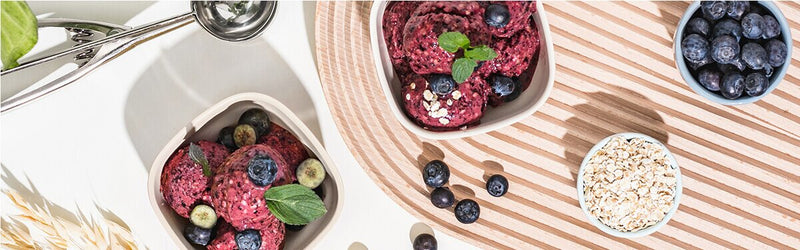 Haferflocken-Blaubeer-Eis in Schüsseln mit Beeren dekoriert