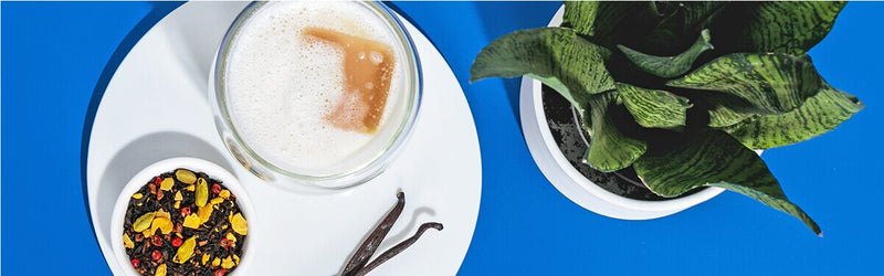 Iced Chai Latte mit einem Schälchen Tee daneben