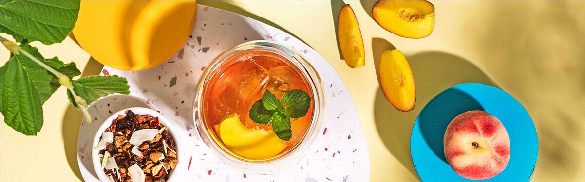 Peachy Bellini in einem Glas und Pfirsiche