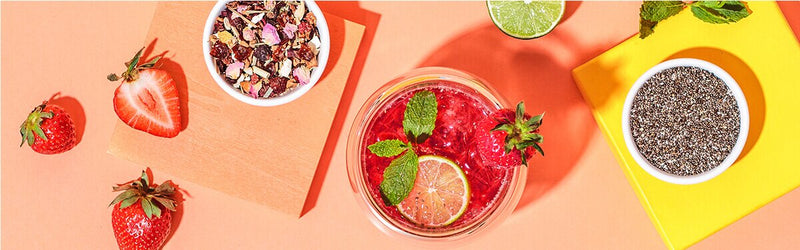 Erdbeer Chia Eistee im Glas mit einer Schüssel Chia Samen