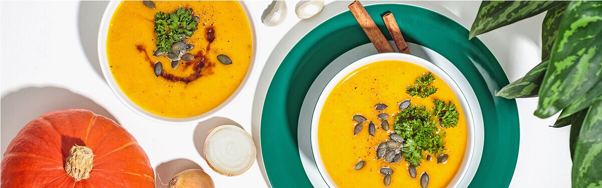 Kürbissuppe mit Kürbiskernen dekoriert