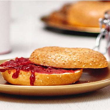 Red Ruby Früchtetee auf einem Bagel, das auf einem Teller liegt