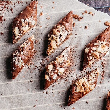 Winterliche Adventskekse auf Backpapier