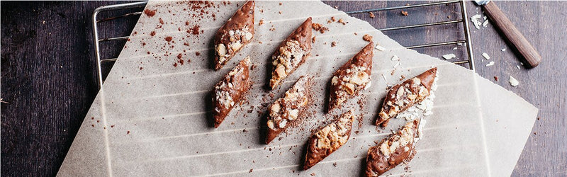 Winterliche Adventskekse auf Backpapier