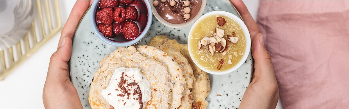 Apfel-Macadamia-Zimt-Pancakes mit Himbeeren daneben