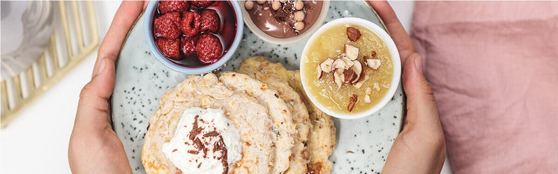 Apfel-Macadamia-Zimt-Pancakes mit Himbeeren daneben