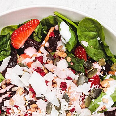 Blattspinat Salat mit Feta in einer Schüssel