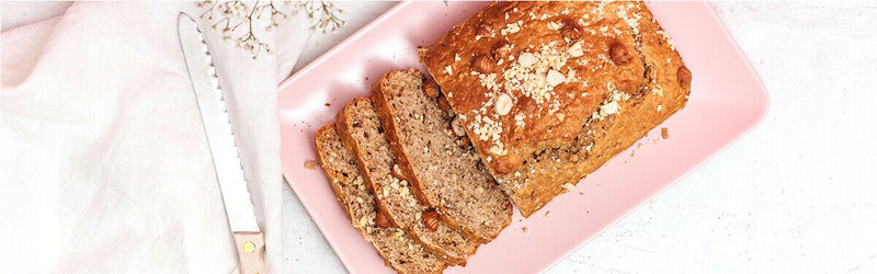 Selbst gebackenes Müslibrot auf einem Brett
