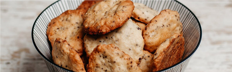 Knusprige Chia-Kekse in einer Schale