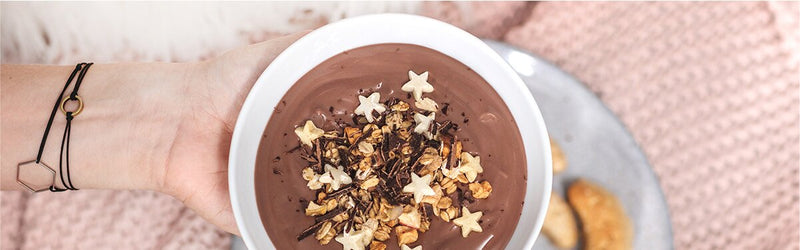 Selbstgemachter Schokoladenpudding in einer Schüssel mit Christmas-Granola