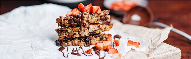 Glutenfreier Müsliriegel auf einem Backpapier