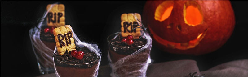 Halloween-Bowls mit einem Kürbis im Hintergrund