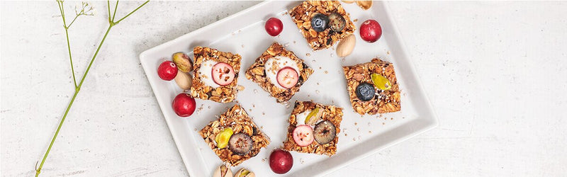 Beerige Granola Bars auf einem eckigen Teller