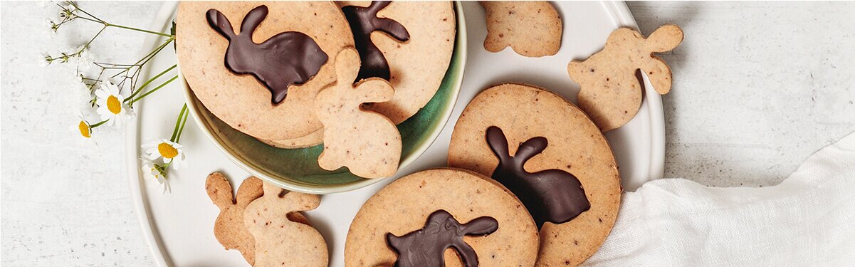 Ostermüsli Hasen-Plätzchen auf einem Teller