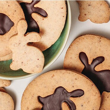 Ostermüsli Hasen-Plätzchen auf einem Teller